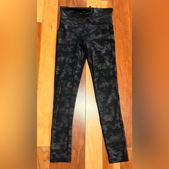 SPANX Pants - Spanx Black/Gray Camouflage Faux Leather Leggings Size Small Petite EUC Athletic